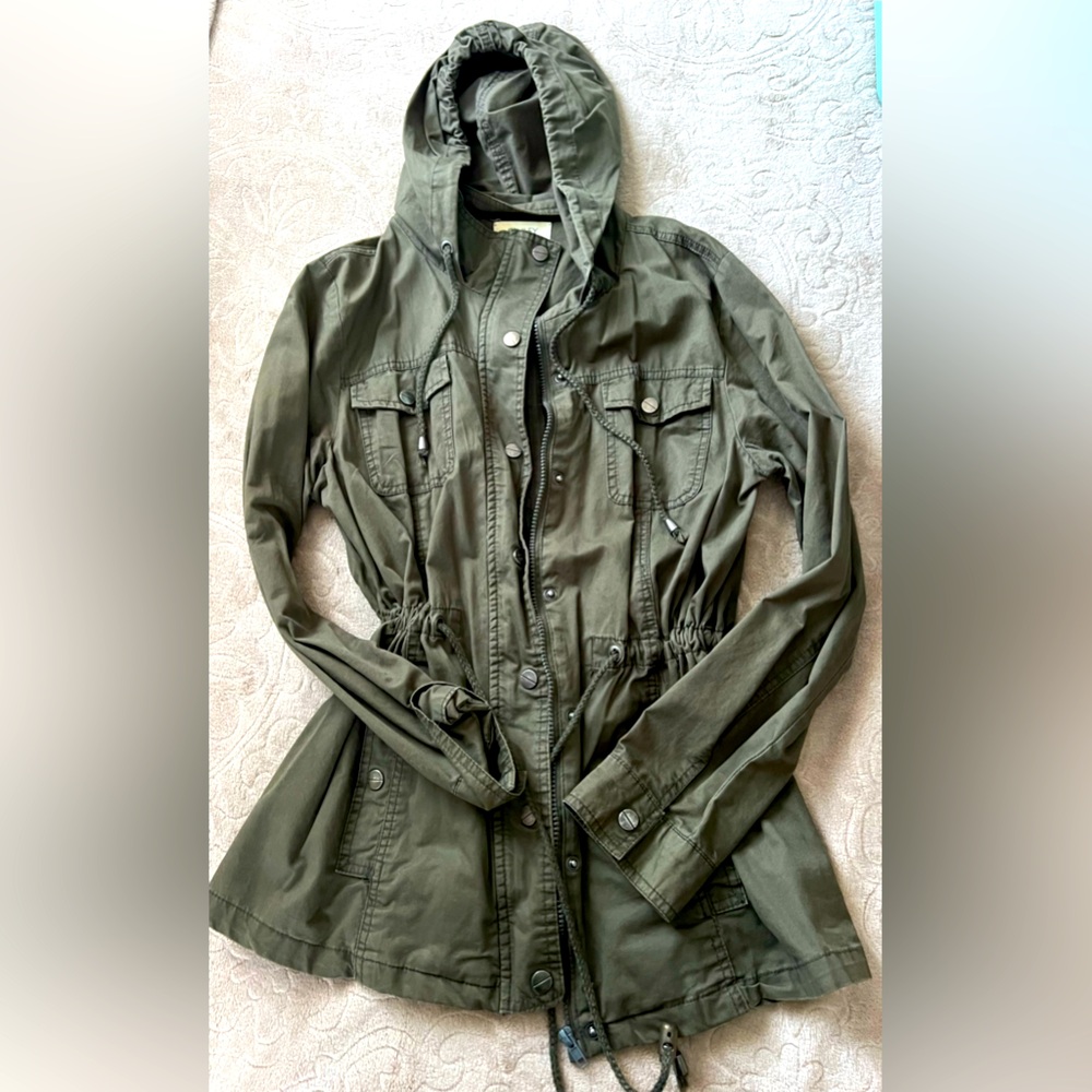 Green light weight coat